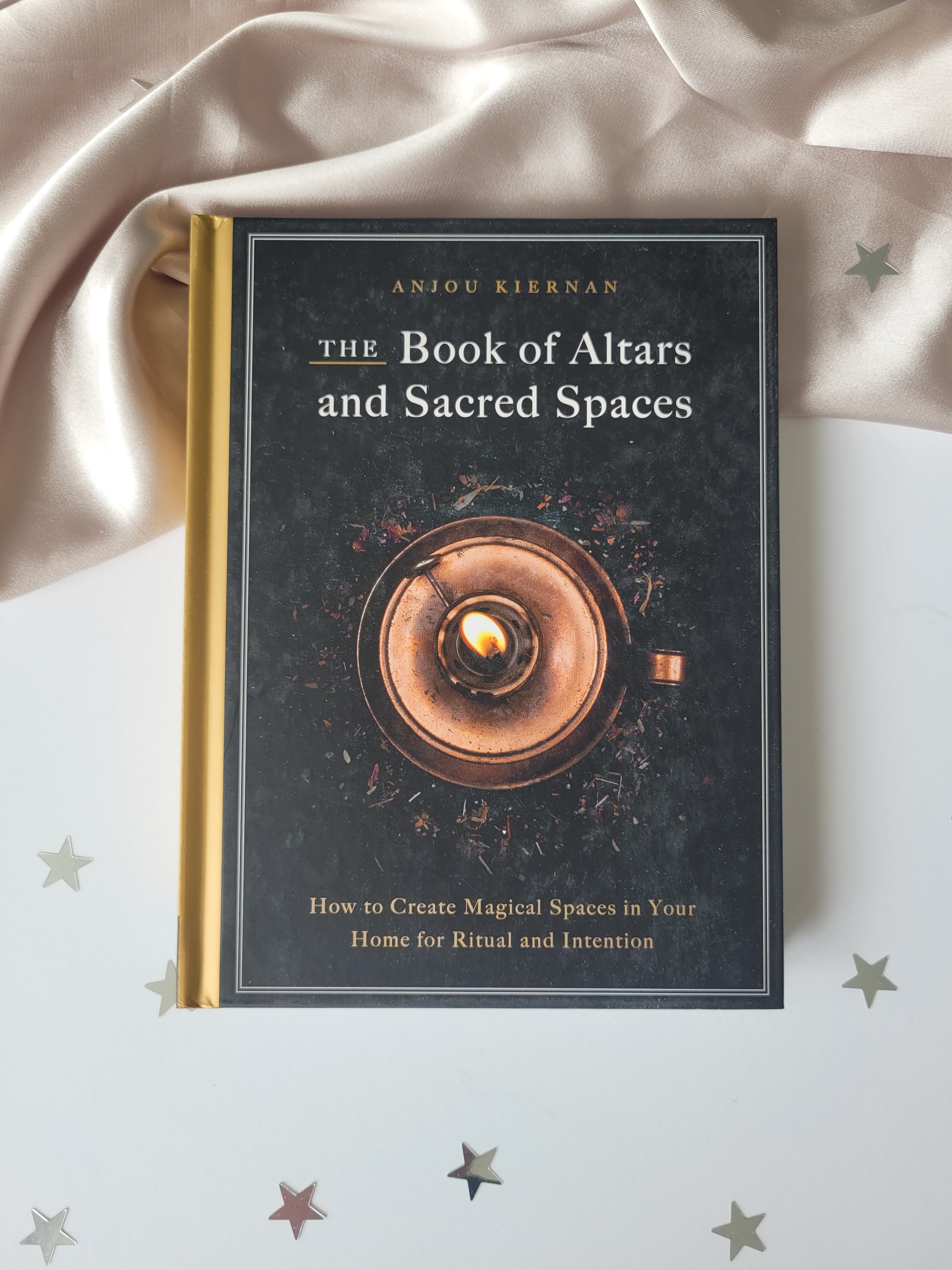 The Book Of Altars and Sacred Spaces - Anjou Kiernan