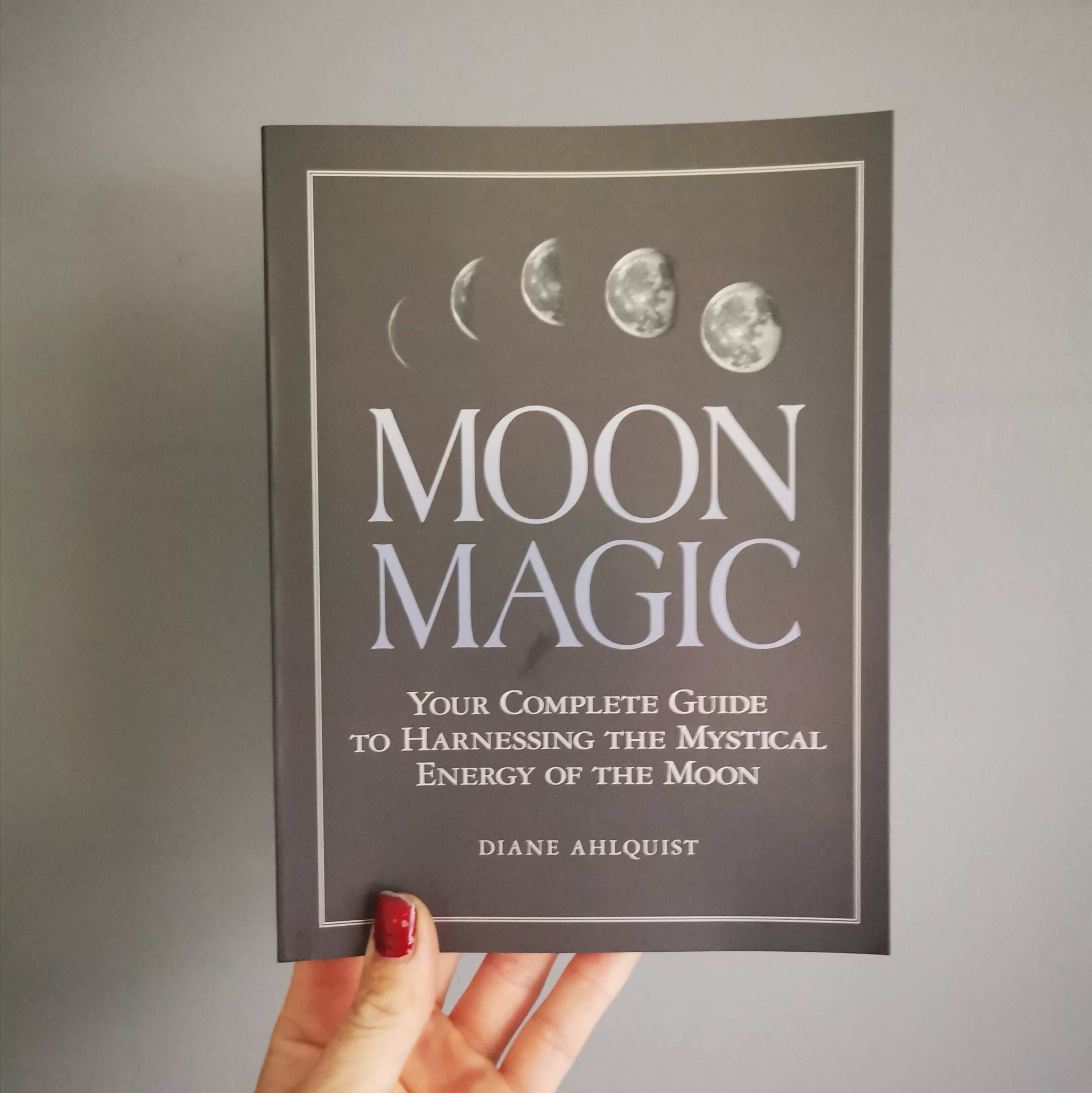 Moon Magic: Your complete guide to harnessing the mystical energy of the moon - Diane Alqhuist